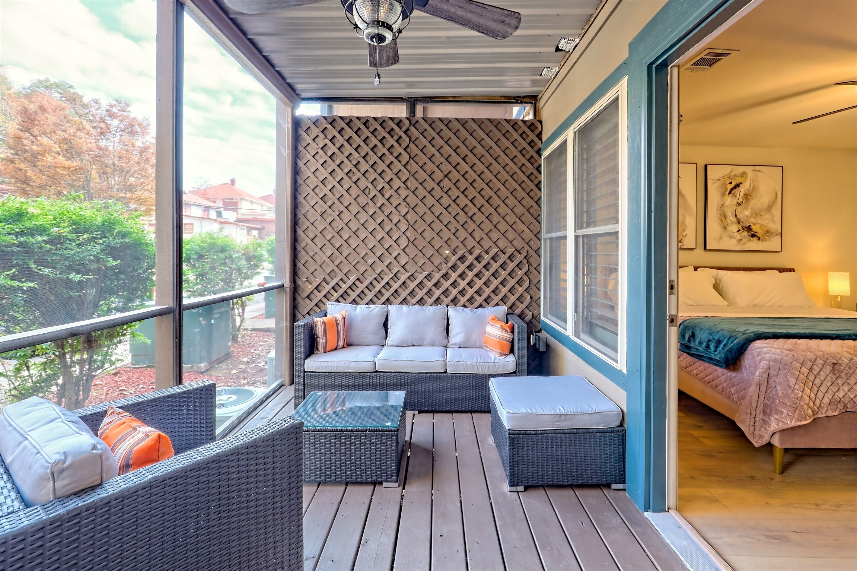 2 habitaciones, escritorio y tabla de planchar con plancha 