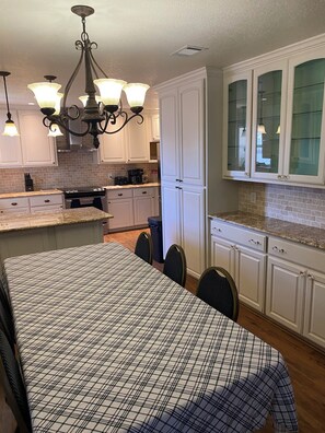 Dining - Beach Retreat Style Farmhouse in gorgeous Bay City! (Bay City)