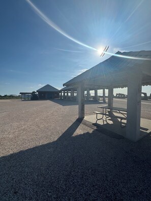 Outdoor dining - Beach Retreat Style Farmhouse in gorgeous Bay City! (Bay City)