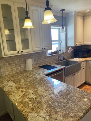 Private kitchen - Beach Retreat Style Farmhouse in gorgeous Bay City! (Bay City)