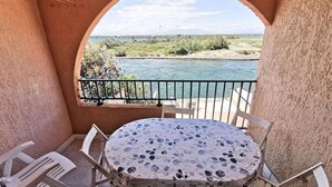 Outdoor dining - Holiday Home With Views of Marine Lake (Le Barcares)