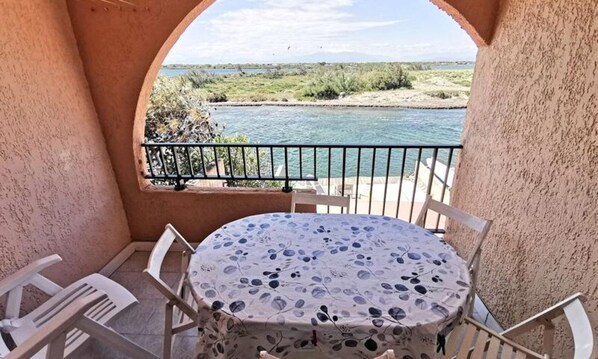 Outdoor dining - Holiday Home With Views of Marine Lake (Le Barcares)