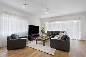 Apartment | Living room - Family-friendly House With Courtyard Retreat (Brisbane)