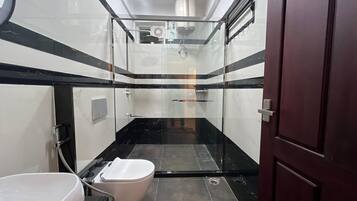 Habitación doble superior, balcón, vista a la ciudad | Regadera en el baño