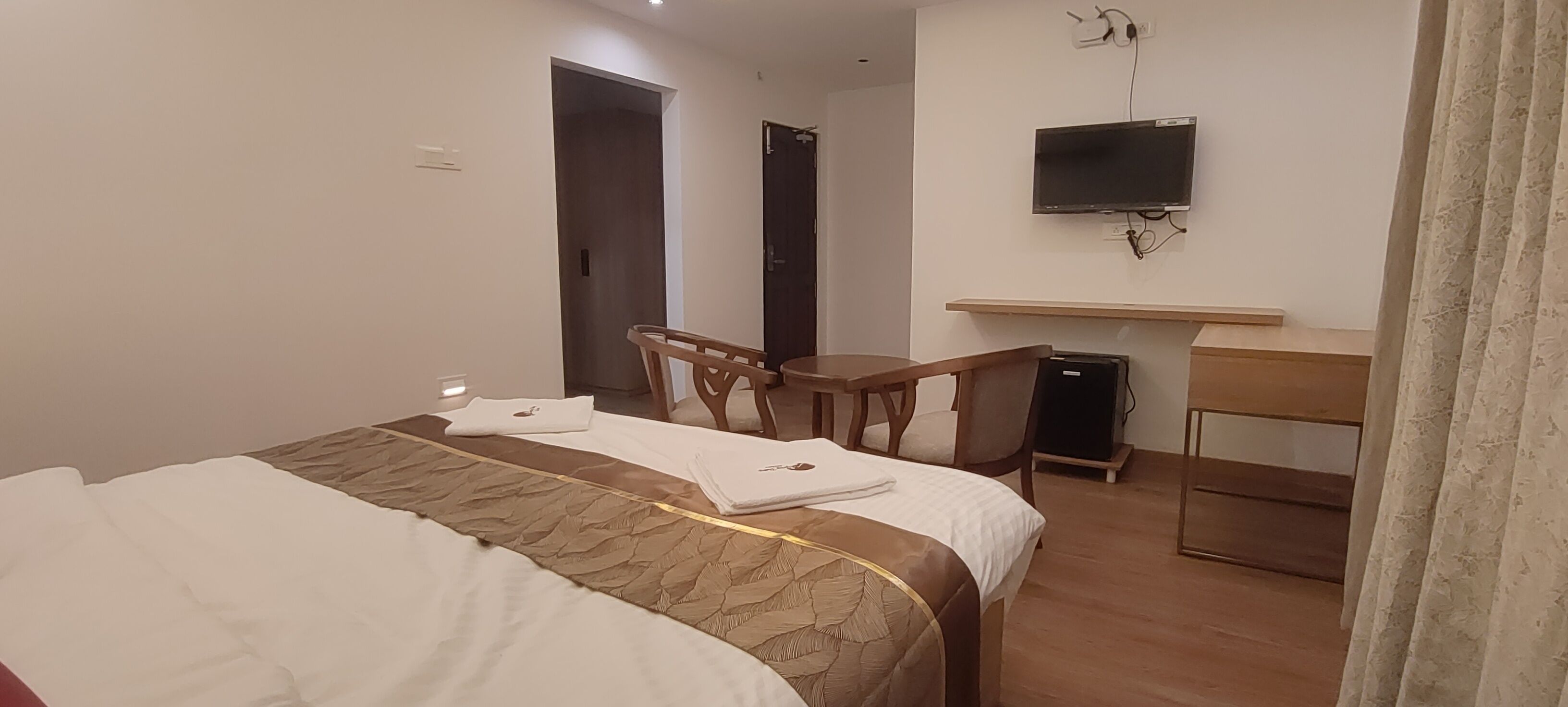 Neljän hengen perhehuone, parveke, kaupunkinäköala | Televisio