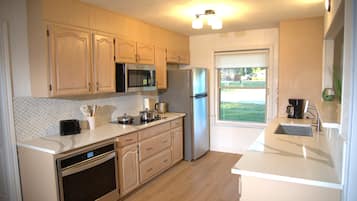 Jääkaappi, mikroaaltouuni, uuni, liesi