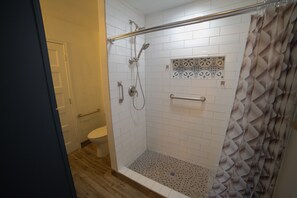 Haartrockner, Handtücher, Seife, Shampoo