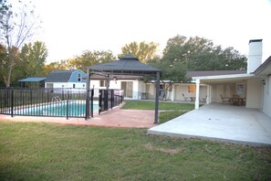 حمّام سباحة خارجي