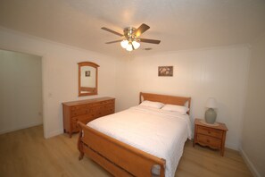 7 Schlafzimmer, Schreibtisch, Bügeleisen/Bügelbrett, kostenloses WLAN