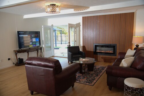 7-bedroom huge house with pool and pickleball court for large groups