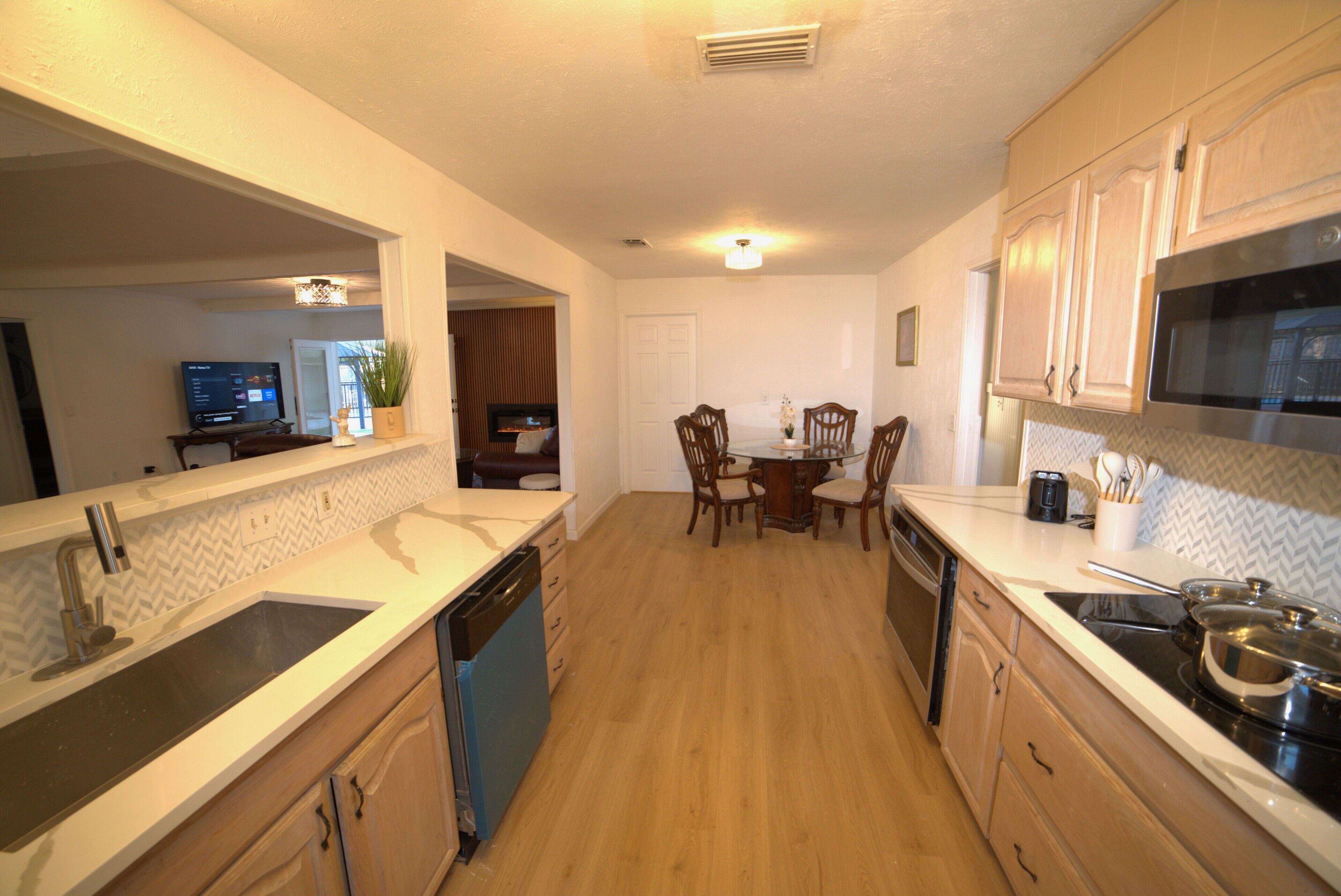 Jääkaappi, mikroaaltouuni, uuni, liesi