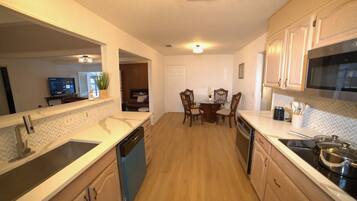 Jääkaappi, mikroaaltouuni, uuni, liesi