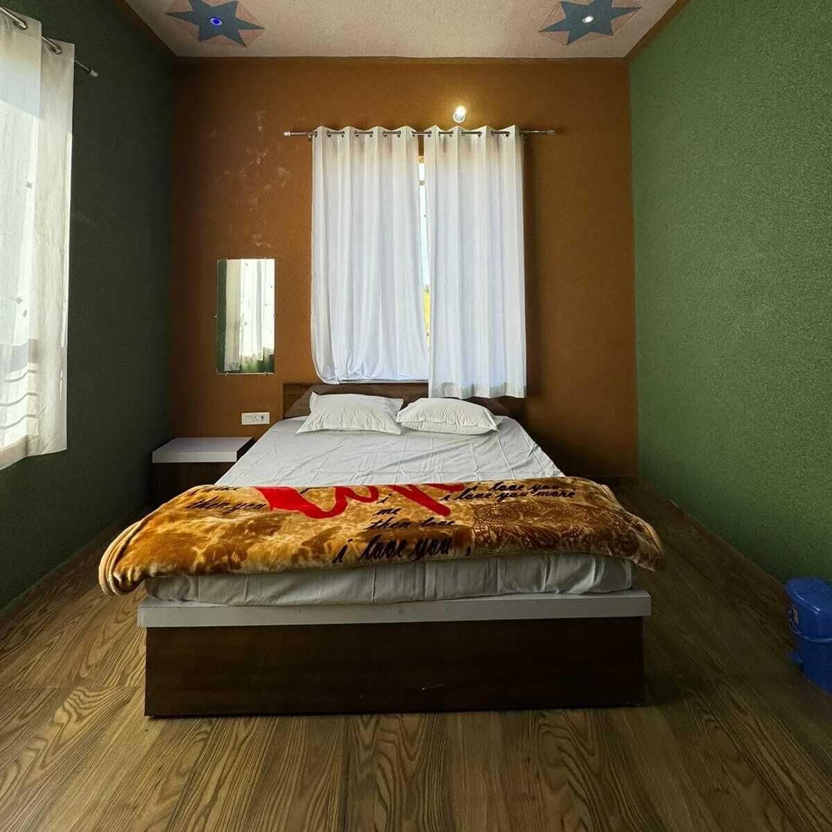 Deluxe Room | Rollaway beds, bed sheets