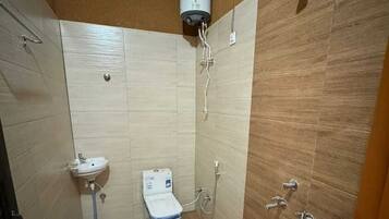 Doccia, asciugamani, sapone, shampoo