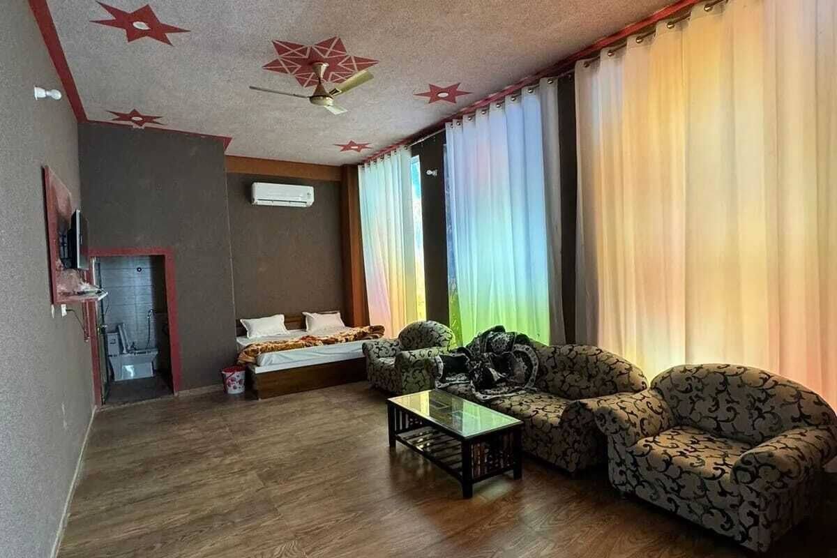 A room with a sofa set, a coffee table, and a ceiling fan.