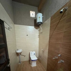 Shower, towels, soap, shampoo - Hotel Raghukul (Shri Madhopur)
