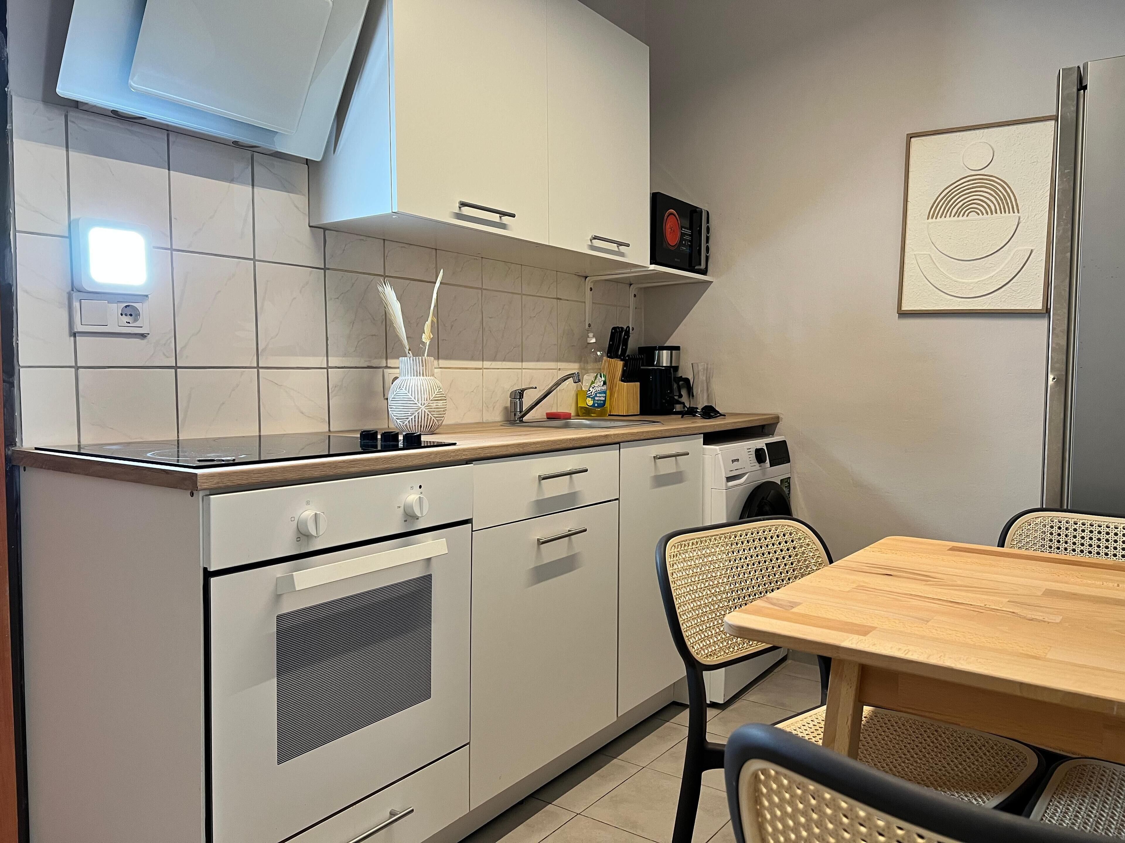 Basic Studio | Private kitchen | Fridge, microwave, oven, stovetop
