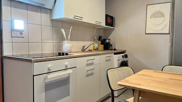 Eenvoudige studio | Privékeuken | Een koelkast, een microgolfoven, een oven, een kookplaat