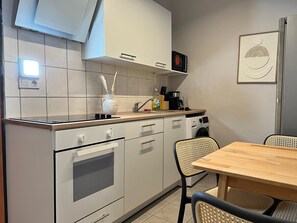 Basic Studio | Private kitchen | Fridge, microwave, oven, stovetop