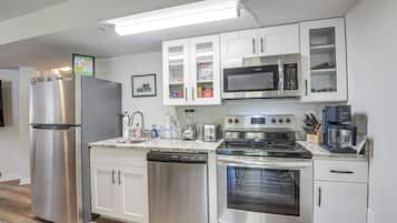 Réfrigérateur, micro-ondes, plaque de cuisson, lave-vaisselle