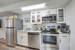 Fridge, microwave, stovetop, dishwasher