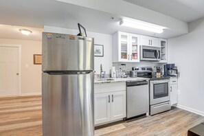 Jääkaappi, mikroaaltouuni, liesi, astianpesukone