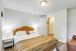 1 dormitorio, escritorio, tabla de planchar con plancha y Internet