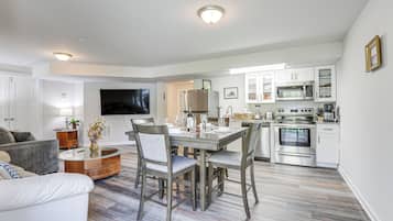 Réfrigérateur, micro-ondes, plaque de cuisson, lave-vaisselle