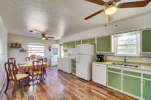 Een koelkast, een microgolfoven, een kookplaat, een vaatwasser