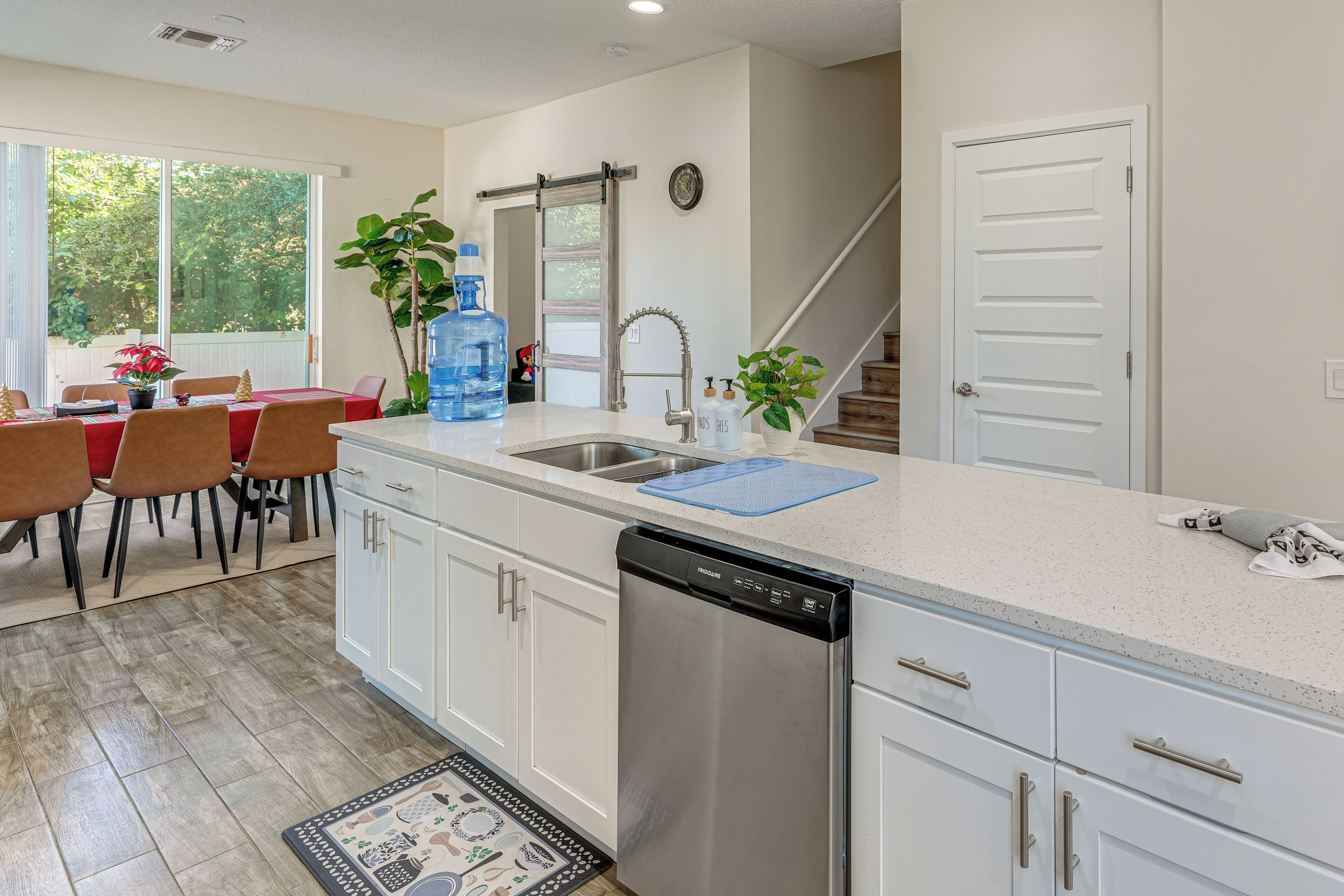 Réfrigérateur, micro-ondes, plaque de cuisson, lave-vaisselle