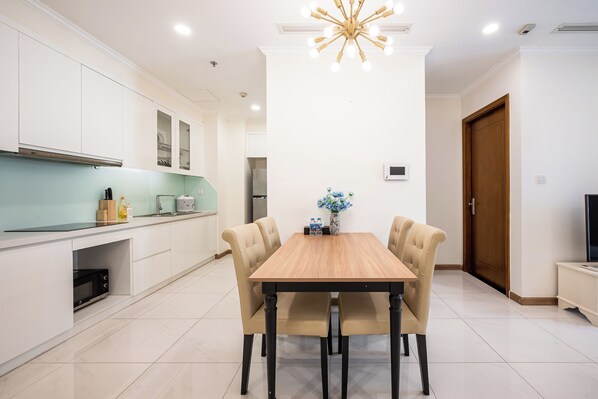 品质公寓, 阳台, 城市景观 | 办公桌、笔记本电脑工作区、免费 WiFi