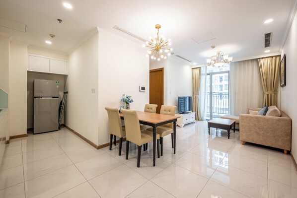 시니어 아파트, 발코니, 시내 전망 | 책상, 노트북 작업 공간, 무료 WiFi