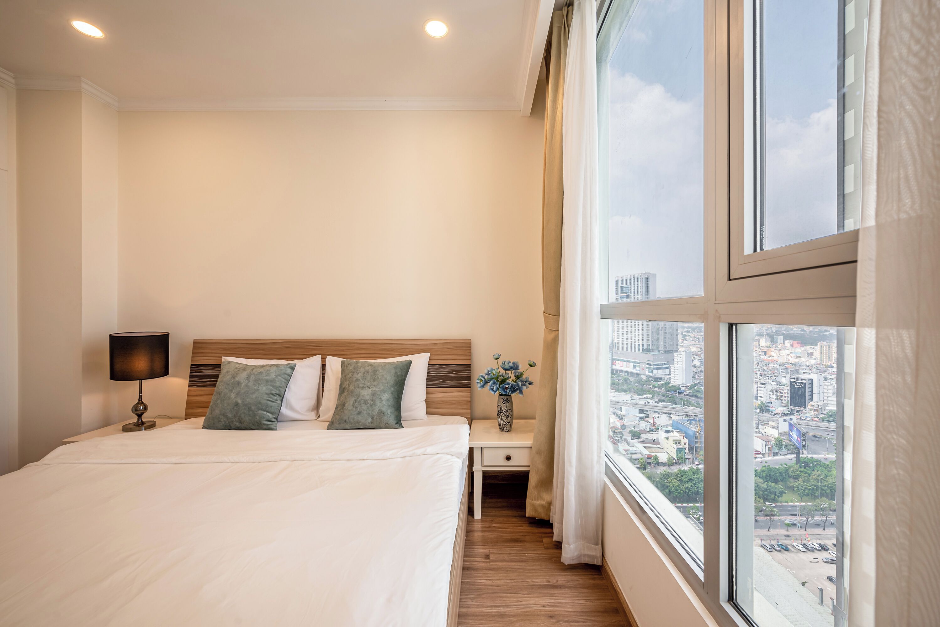 Departamento senior, balcón, vista a la ciudad | Escritorio, espacio para trabajar con laptop y wifi gratis 