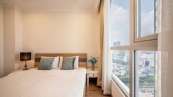 Departamento senior, balcón, vista a la ciudad | Escritorio, espacio para trabajar con laptop y wifi gratis