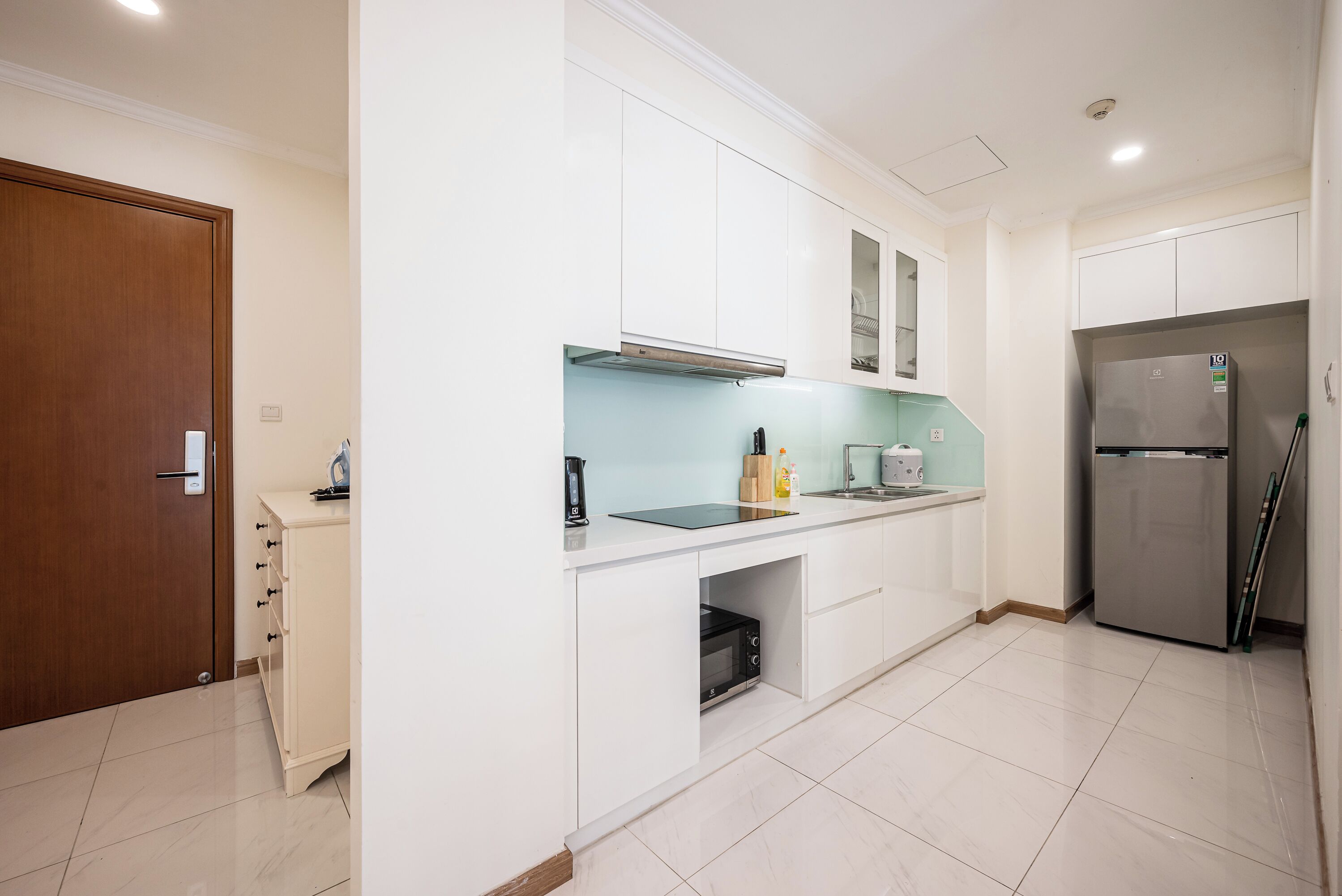 Departamento senior, balcón, vista a la ciudad | Cocina privada | Microondas, parrilla de estufa y utensilios de cocina 