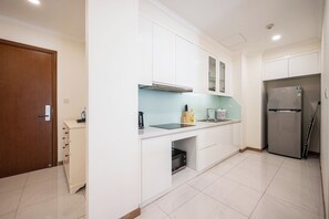 Apartament sènior, balcó, vistes a la ciutat | Cuina privada | Microones, placa de cuina i utensilis de cuina, vaixella i coberteria 