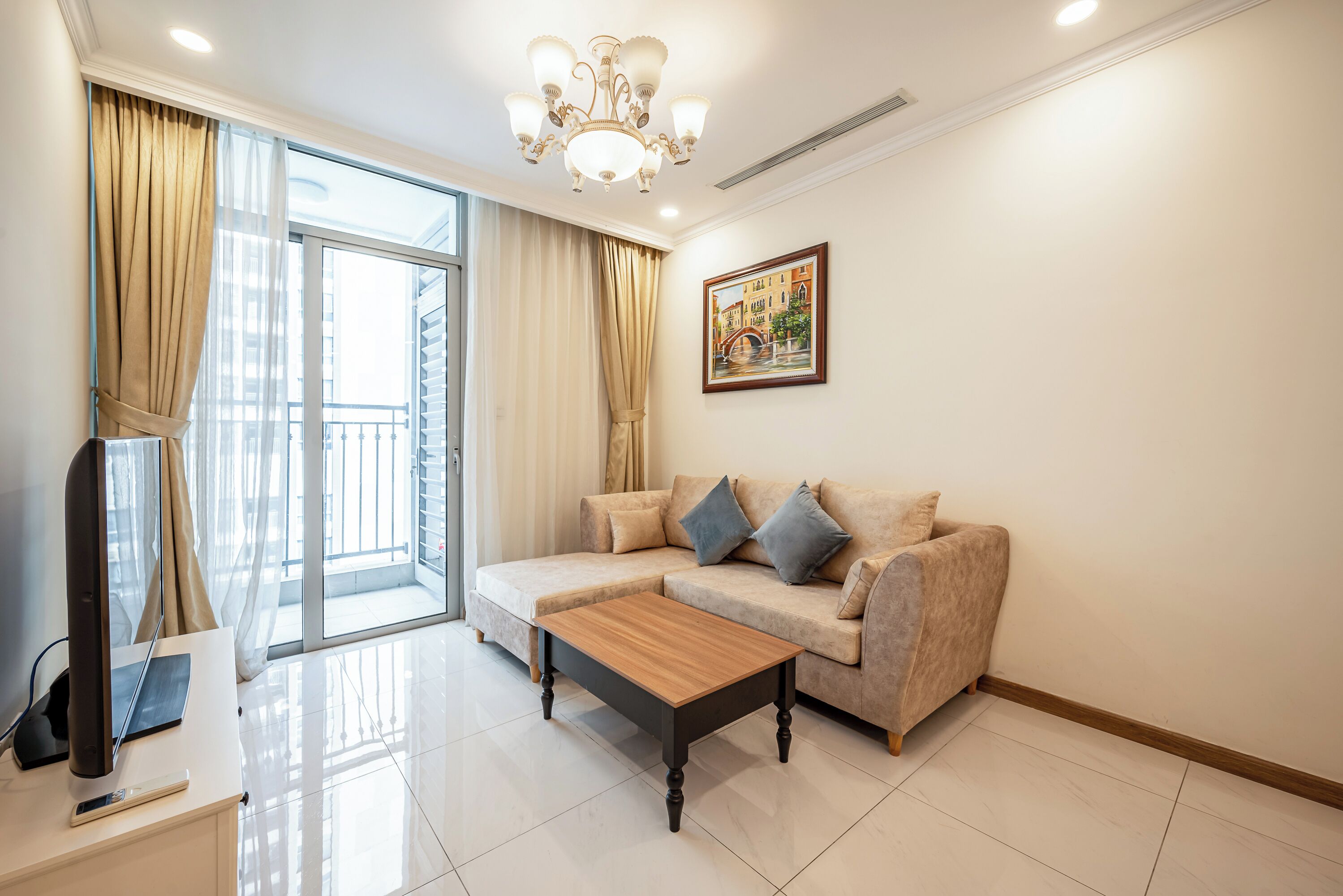 Departamento senior, balcón, vista a la ciudad | Escritorio, espacio para trabajar con laptop y wifi gratis 