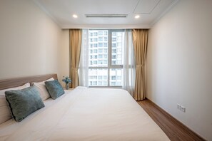 시니어 아파트, 발코니, 시내 전망 | 책상, 노트북 작업 공간, 무료 WiFi