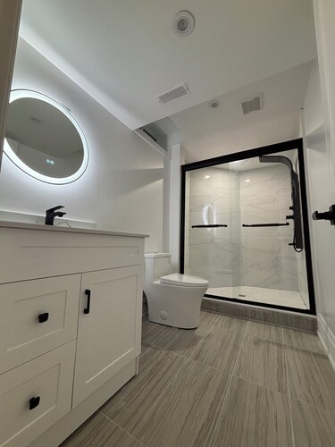 Modern & New Built 2-Bed Apartment – A Must Try! Near Toronto, Free Parking WiFi