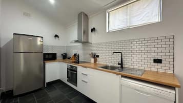 Een koelkast, een microgolfoven, een oven, een kookplaat