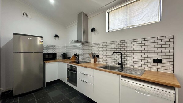 Kylskåp, mikrovågsugn, ugn och spishäll