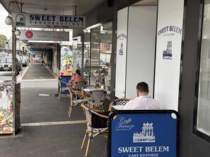 Outdoor dining - MetaWiseBnB Spacious Apartment – 6km to CBD (Petersham)
