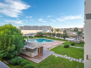 Pool - Pool-view apartment in marina (Lagos)