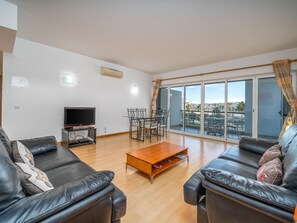 TV - Pool-view apartment in marina (Lagos)