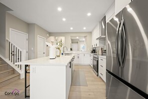 Een koelkast, een microgolfoven, een oven, een kookplaat