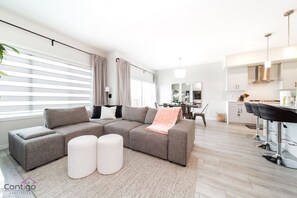 تلفزيون، ألعاب فيديو، كُتُب، مكتب