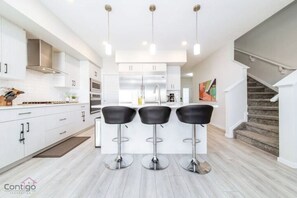 ثلاجة، ميكروويف، فرن، موقد طهي مسطح