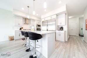 ثلاجة، ميكروويف، فرن، موقد طهي مسطح