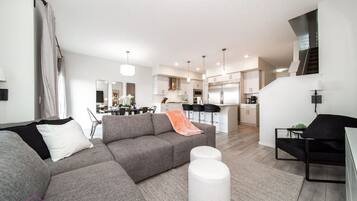 Télévision, jeux vidéo, livres, espaces bureaux