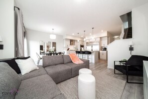 تلفزيون، ألعاب فيديو، كُتُب، مكتب